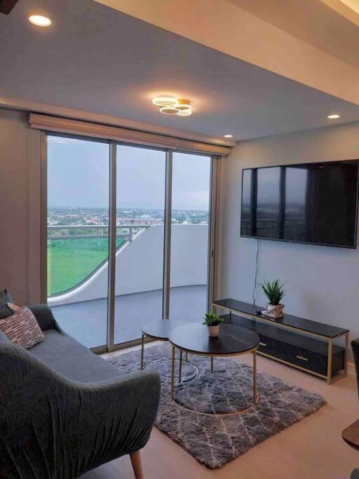 1Bedroom Unit At Azure North With Netflix Up To 6Pax سان فيرناندو المظهر الخارجي الصورة